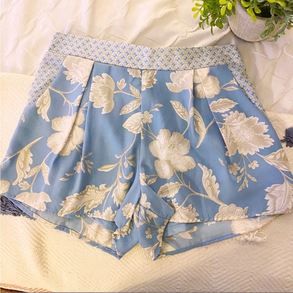 Alya Pants - Francesca’s Collection Boutique Alya Blue/Tan Floral Print Shorts Size Medium